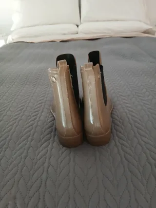 Chubasquero gris sin estrenar y botas de agua