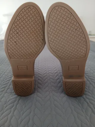 Chubasquero gris sin estrenar y botas de agua