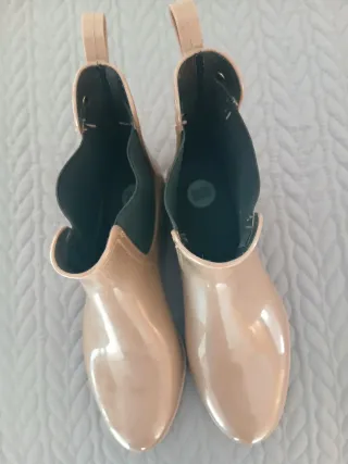 Chubasquero gris sin estrenar y botas de agua