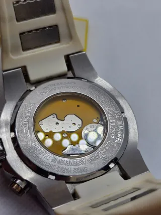 Reloj Invicta Dorado y Blanco