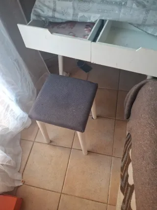 Tocador con espejo y taburete