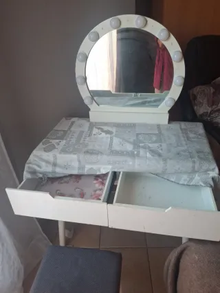 Tocador con espejo y taburete