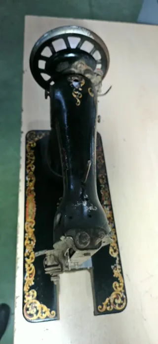 Máquina de coser Alfa antigua metal