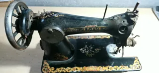 Máquina de coser Alfa antigua metal