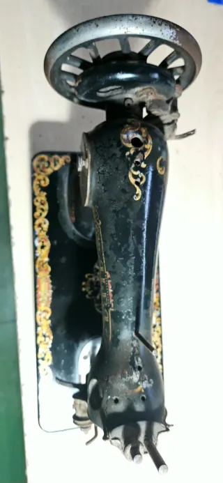 Máquina de coser Alfa antigua metal