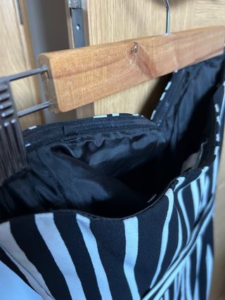 Mono de rayas blanco y negro