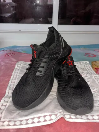 Zapatos de seguridad negros y rojos