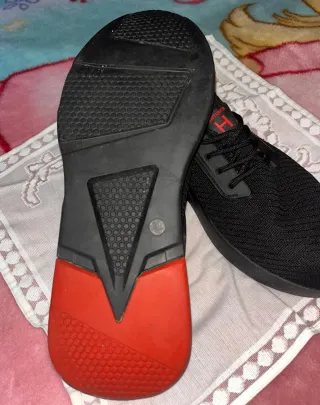 Zapatos de seguridad negros y rojos