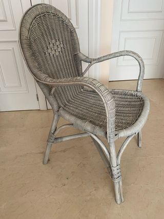 Sillón mimbre gris claro decapado