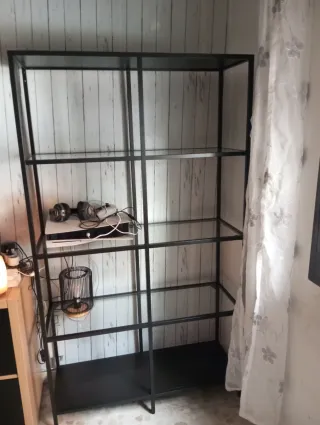 Scaffale in ferro nero e vetro