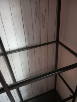 Scaffale in ferro nero e vetro