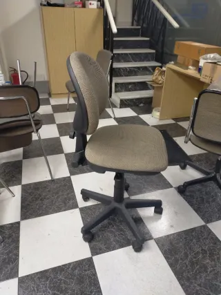 Silla de oficina con ruedas y elevables