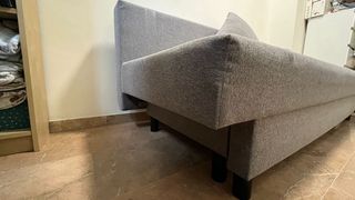 Sofá cama gris de tela