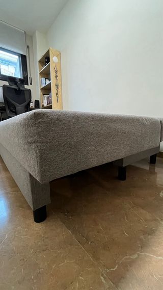 Sofá cama gris de tela