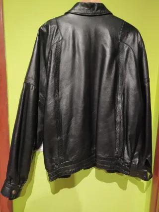 Cazadora de piel negra