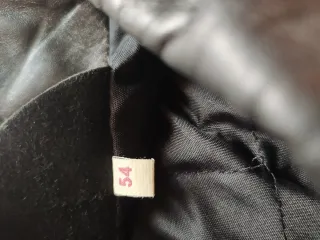 Cazadora de piel negra