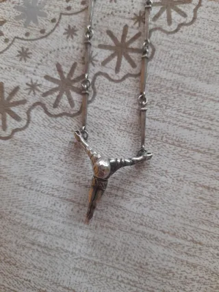 Collar Cristo Dalí con cadena clavos