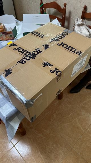 Caja de artículos Joma