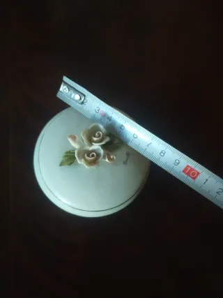 Scatola in ceramica decorata con rose