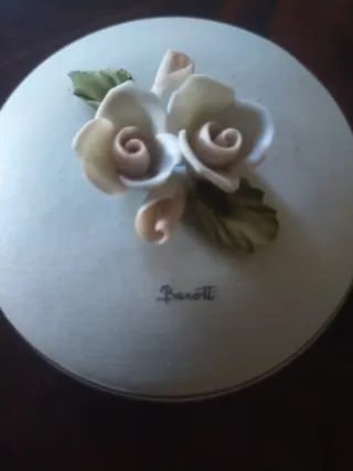 Scatola in ceramica decorata con rose