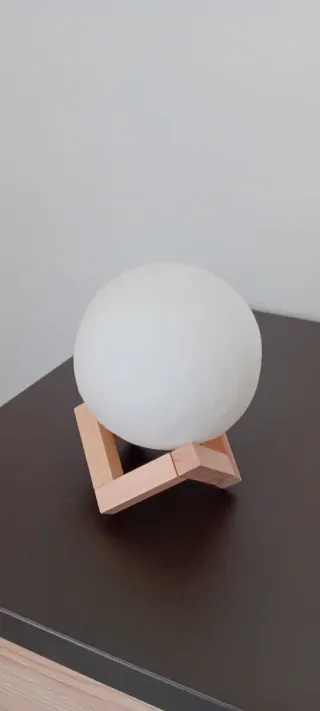 Lampada lunare in plastica e legno