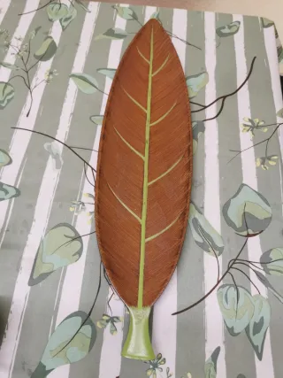 Centro en forma de hoja de madera para decorar