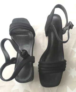Sandalias negras de tiras