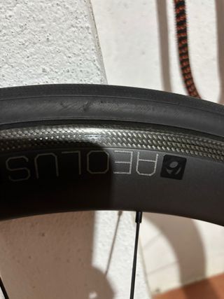 Rueda delantera Bontrager Aeolus Pro 5 cubierta