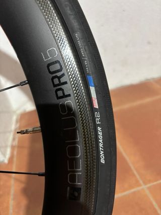 Rueda delantera Bontrager Aeolus Pro 5 cubierta