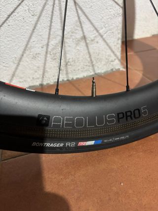 Rueda delantera Bontrager Aeolus Pro 5 cubierta