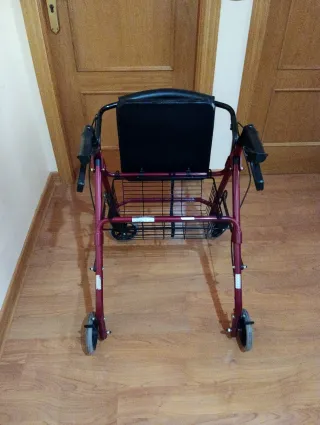 Andador para mayores con asiento y cesta