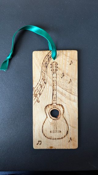 Segnalibro artigianale "Chitarra e note"