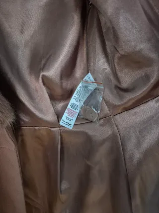 Abrigo rosa con cuello y puños de pelo