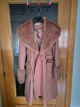Abrigo rosa con cuello y puños de pelo