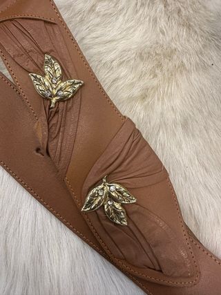 Cintura in cuoio con decorazioni oro