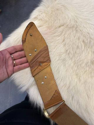 Cintura in cuoio con decorazioni oro