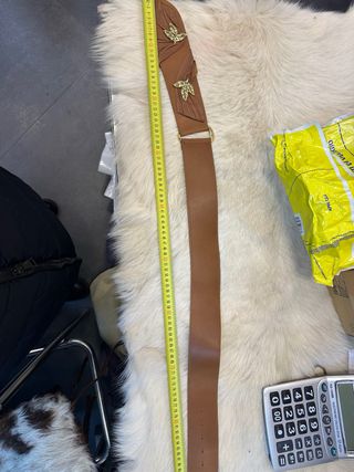 Cintura in cuoio con decorazioni oro