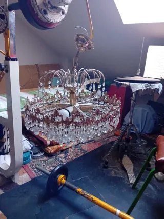 Lámpara de araña dorada con cristales