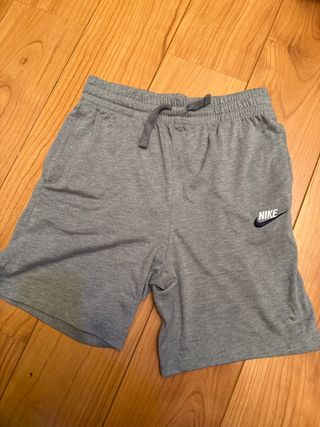 Pantalón corto deportivo Nike gris