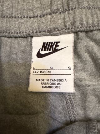 Pantalón corto deportivo Nike gris
