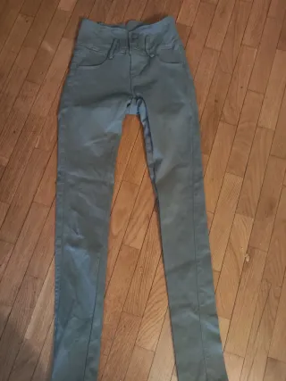 Pantalón pitillo verde chica estrechos