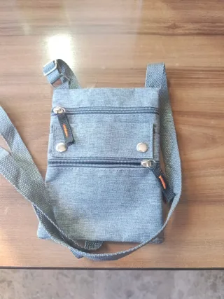 Bolsito bandolera gris para hombre