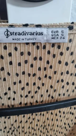 Blusa Stradivarius lunares beige y negro Talla S