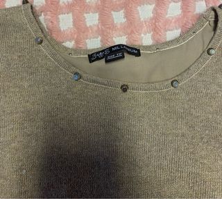 Camisola dourada com abertura atrás