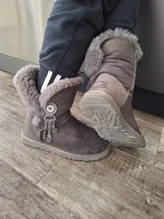 Stivali UGG grigi con fibbia e charms 36