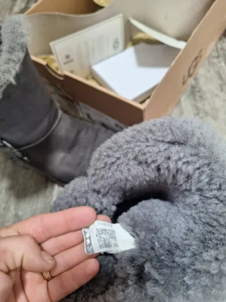 Stivali UGG grigi con fibbia e charms 36