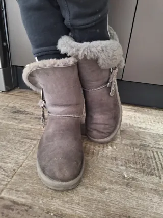 Stivali UGG grigi con fibbia e charms 36