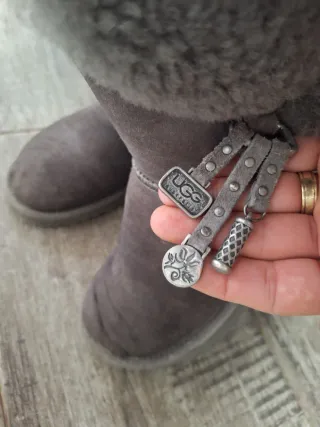 Stivali UGG grigi con fibbia e charms 36