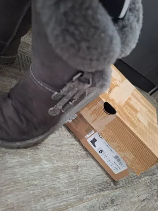 Stivali UGG grigi con fibbia e charms 36