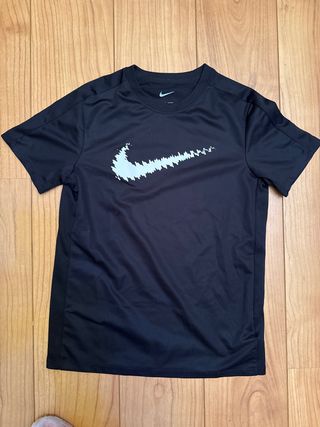 Camiseta deportiva Nike negra
